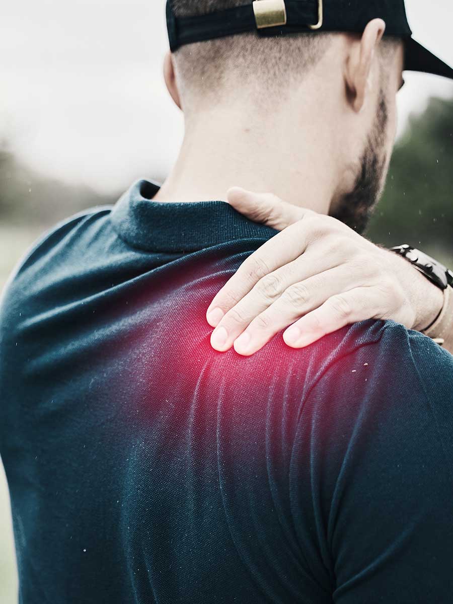 man playin golf shoulder pain
